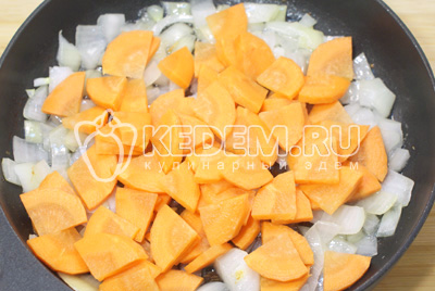 Добавить морковь к луку и обжаривать 1-2 минуты
