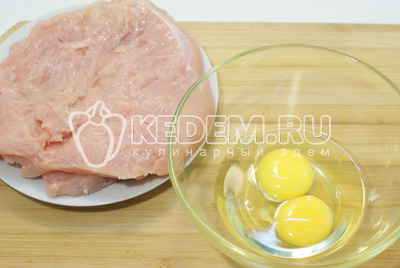 Хорошо отбить в пласт каждое филе, в миске взбить 2 яйца