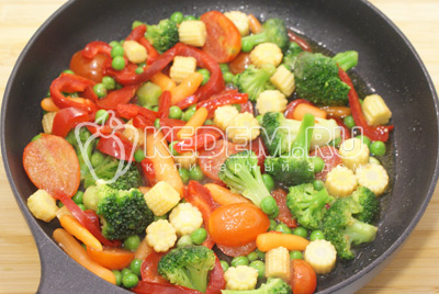 Выложить на сковороду с небольшим количеством растительного масла и обжаривать 3-5 минут, встряхивая сковороду. Немного посыпать универсальной приправой