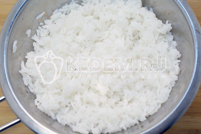 Для гарнира отварить рис до готовности без соли
