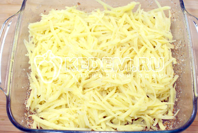 Форму для запекания смазать растительным маслом и выложить половину тертого картофеля