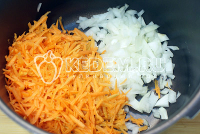 Тертую морковь и мелко нашинкованный лук сложить в чашу мультиварки и добавить растительное масло