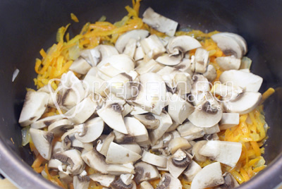 Добавить грибы к моркови с луком. Готовить грибы с овощами на режиме «ЖАРКА» 5-7 минут