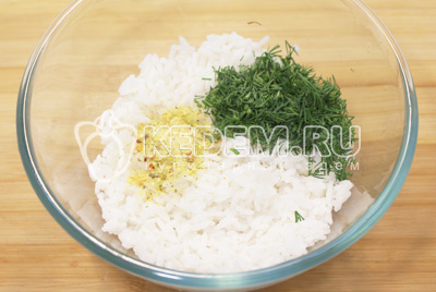 В горячий рис добавить натуральную приправу Vegeta Natur, мелко нашинкованный укроп и сливочное масло. Хорошо перемешать