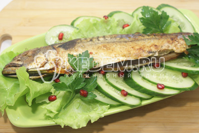 Готовить в духовке при температуре 200 градусов С 20-25 минут. Готовую рыбу выложить на блюдо с листьями салата и украсить овощами и зеленью