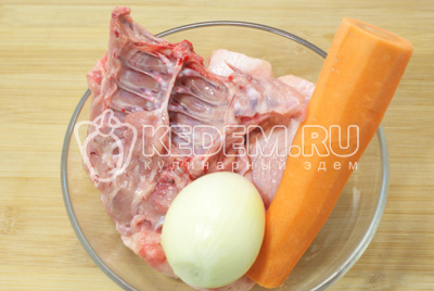 Промыть суповой набор, морковь и лук очистить