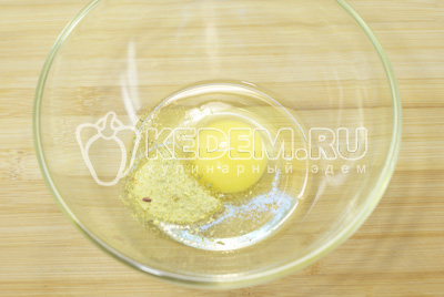 Для лапши, разбить в миску яйцо, добавить 1/4 чайной ложки натуральной приправы Vegeta Natur