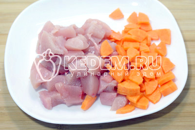 Куриное филе нарезать кубиками, морковь очистить и нарезать небольшими ломтиками