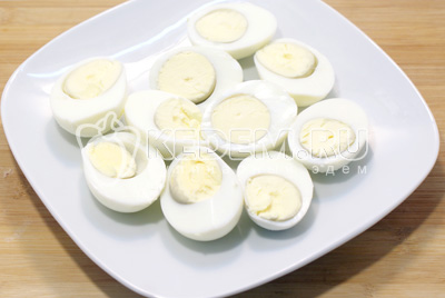 Нарезать яйца на половинки и вынуть желтки