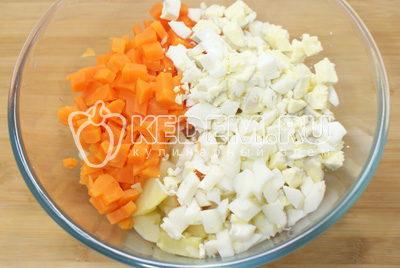 Нарезать в миску кубиком картофель, морковь и яйца