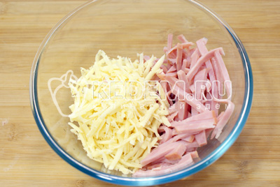 В миску нарезать соломкой ветчину и натереть сыр на терке