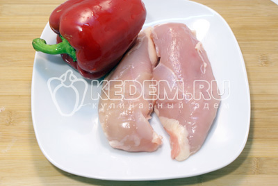 Куриное филе хорошо и болгарский перец хорошо вымыть и обсушить