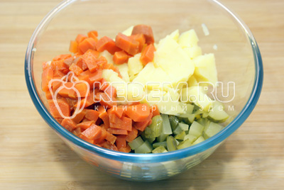 Нарезать кубиками картофель, морковь и маринованные огурчики. Сложить в миску