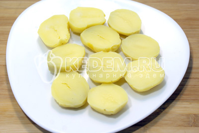 Нарезать картофель на половинки