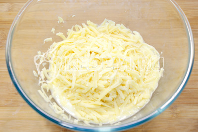 Яйца взбить в миске и добавить тертый сыр