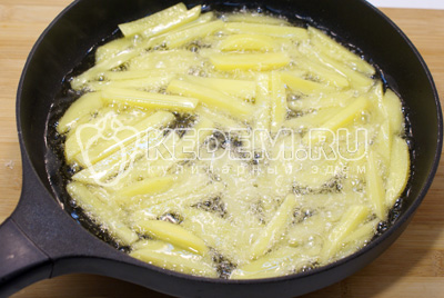 Картофель очистить и нарезать соломкой, обжарить на растительном масле до готовности
