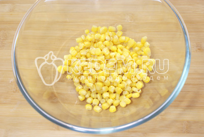 Консервированную кукурузу выложить в миску