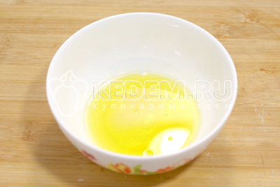 В оливковое масло добавить яблочный уксус и хорошо перемешать