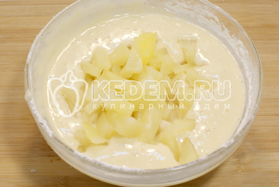 Добавить кусочки ананаса в тесто и перемешать