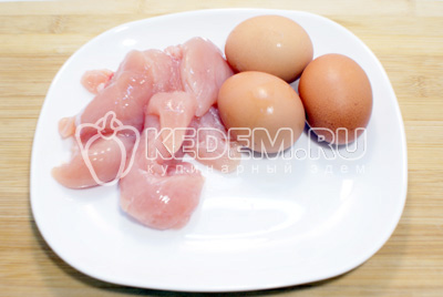 Куриное филе и яйца отварить до готовности