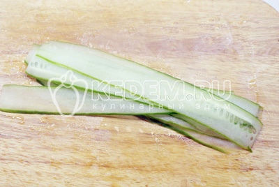 Огурец нарезать тонким пластиком с помощью острого ножа или ножа для чистки овощей