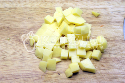 Картофель нарезать кубиком