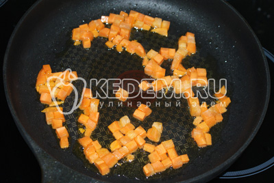 Морковь так же нарезать кубиком и обжарить на растительном масле
