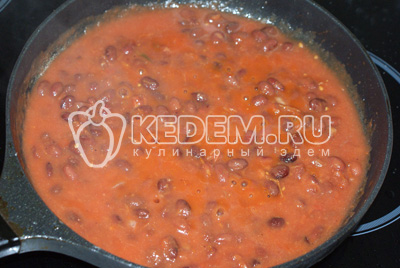 Отдельно немного потушить фасоль с добавлением томатной пасты, кипятка, соли и перца по вкусу и пропущенного через пресс чеснока