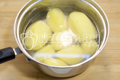 Картофель очистить и варить 3-5 минут. Слить воду и залить холодной водой. Оставить остужаться