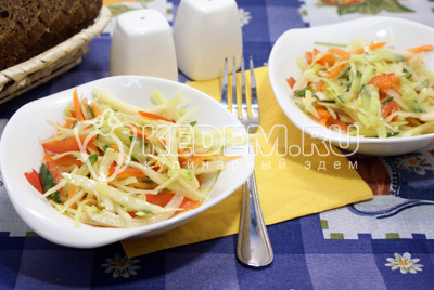Овощной салат с капустой готов