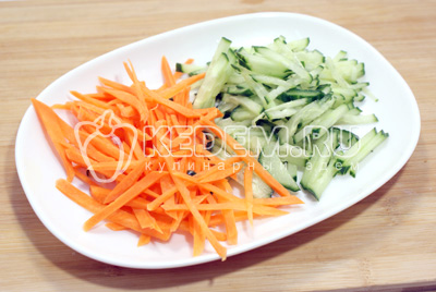 Нарезать овощи соломкой и сложить в миску