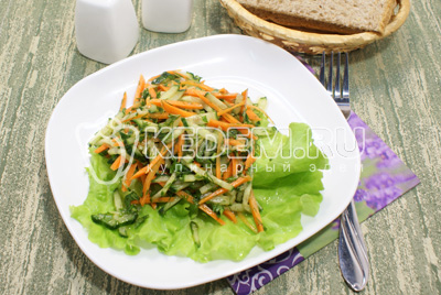 Овощной салат с оливковым маслом готов