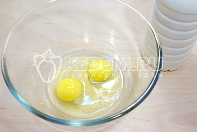 Яйца взбить в миске. Добавить молоко