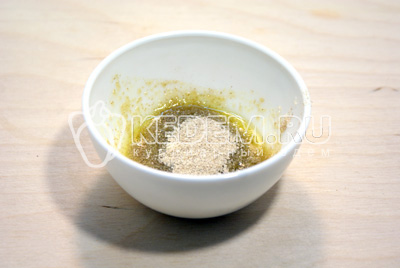 В миске смешать оливковое масло, немного соли и молотые сухари