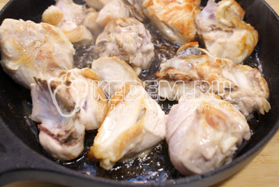 Обжарить кусочки курицы на сковороде с растительным маслом. До золотистой корочки с двух сторон