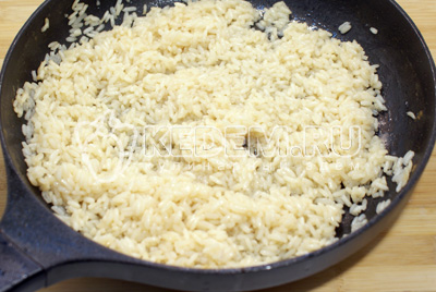 Томить рис под крышкой на медленном огне 7-10 минут до готовности