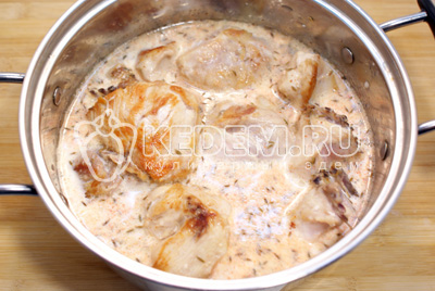 Залить сливками курицу и поставить на медленной огонь, готовить 25-30 минут