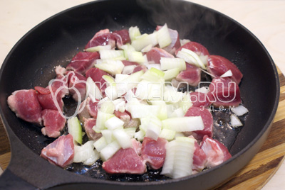 Обжарить на растительном масле мясо и лук 2-3 минуты