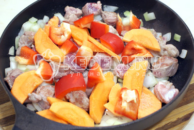 Добавить крупно нарезанную морковь и болгарский перец, обжаривать еще 2-3 минуты