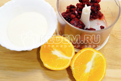 В чащу для блендера сложить ягоды, добавить сок апельсина и сахар