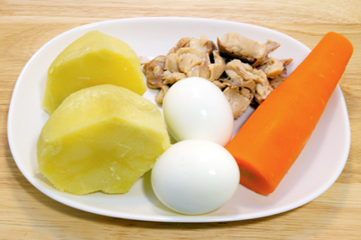 Картофель, морковь и яйца отварить, остудить и очистить. Рыбные кусочки отделить от кожи и костей