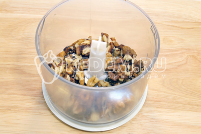 В чашу блендера сложить грецкие орехи и измельчить.