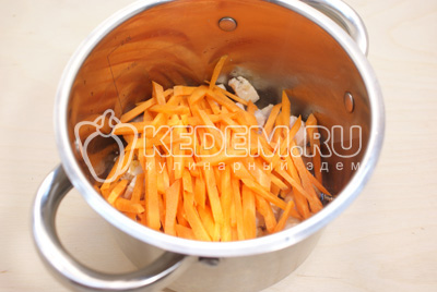 Добавить соломкой нарезанную морковь, залить водой и варить 10-15 минут, на среднем огне