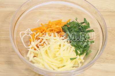В миске смешать морковь по-корейски, тёртый сыр и мелко нашинкованную зелень