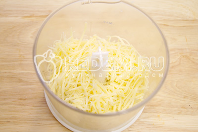 Сыр натереть на терке и сложить в чашу блендера
