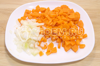 Нарубить кубиками лук и морковь
