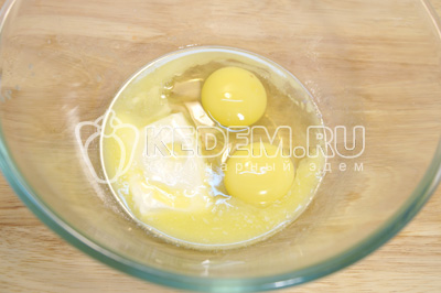 Яйца взбить с сливочным маслом комнатной температуры
