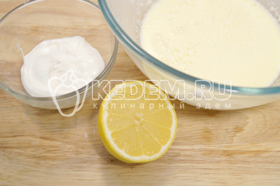 Добавить сметану и сок половинки лимона