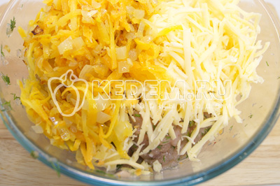 Добавить в миску тертый сыр и остывшие пережаренные овощи. Хорошо вы месить фарш