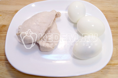 Куриное филе и яйца отварить и остудить. Яйца очистить. 